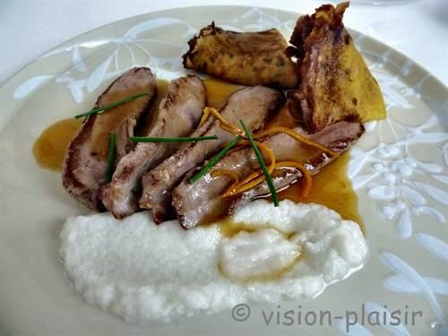 Le canard à l'orange avec une purée de navet et des crêpes