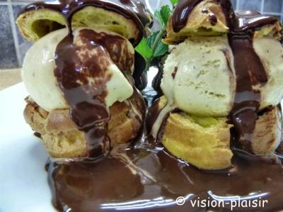 Chocolat chaud sur les profiteroles