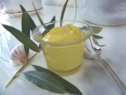 Confection de la sauce aioli