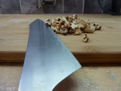 Couper des noix fraiche