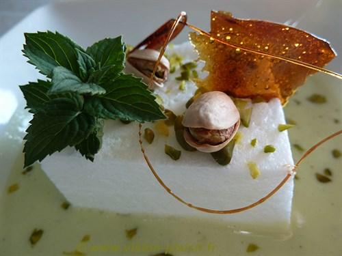 la réalisation d'une île flottante à la pistache