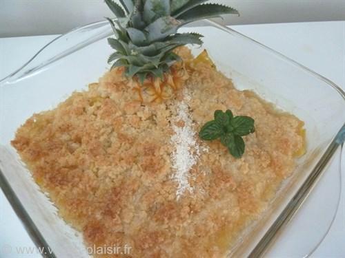 La réalisation du crumble de noix de coco et ananas victoria