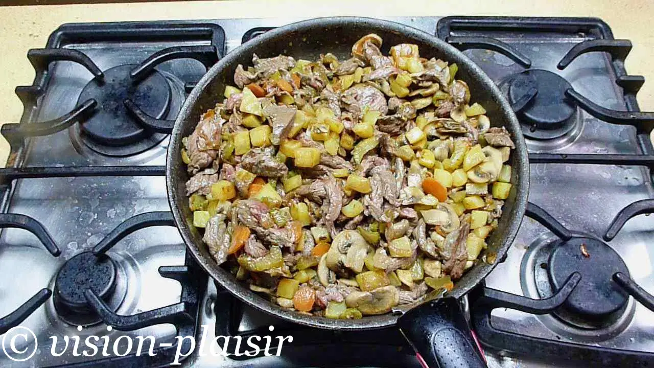 Cuisson en poelee d emince de boeuf aux legumes