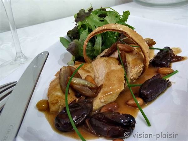 Dattes et poulet aux amandes