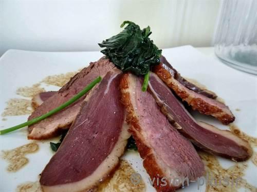 Duo de magret de canard fumé et rôti avec fondue d'épinards frais : recette gourmande