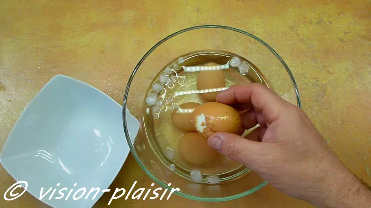 Ecaler oeufs durs mayonnaise