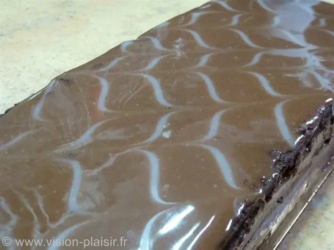 finition-du-mille-feuille-tout-chocolat