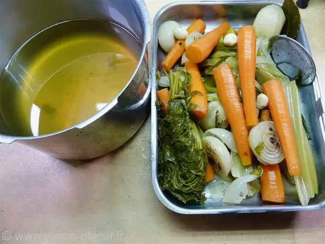 La réalisation d'un bouillon de légumes concentré.