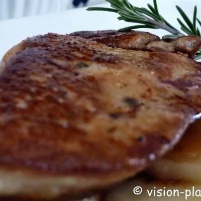 Foie gras poele pommes de terre au romarin et vinaigrette au porto et