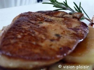 Foie gras poele pommes de terre au romarin et vinaigrette au porto et