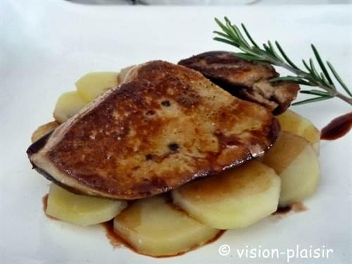 Le foie gras avec des pommes de terre et sa sauce acidulée.