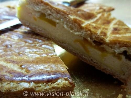 La réalisation et la cuisson d'un gâteau Basque aux pêches.