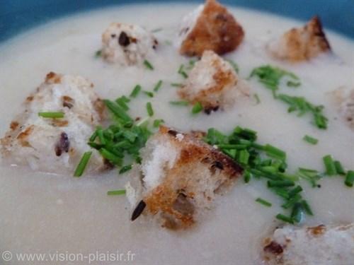 Haricots blancs et croutons en soupe