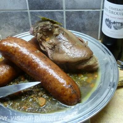 Lentilles saucisses de morteau et jarret de porc