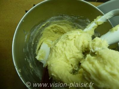 Malaxage de la pate a merveilles