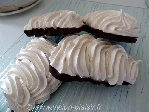 Blog de pâtisserie avec mes meringues vanille et chocolat noir