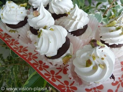 Meringues aux brisures de pistache et ganache chocolat noir