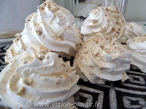 Blog de pâtisserie avec mes meringues aux éclats de nougat.