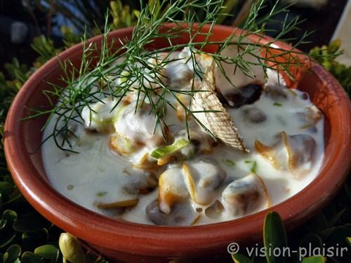 La réalisation d'une nage de coques aux oignons nouveaux