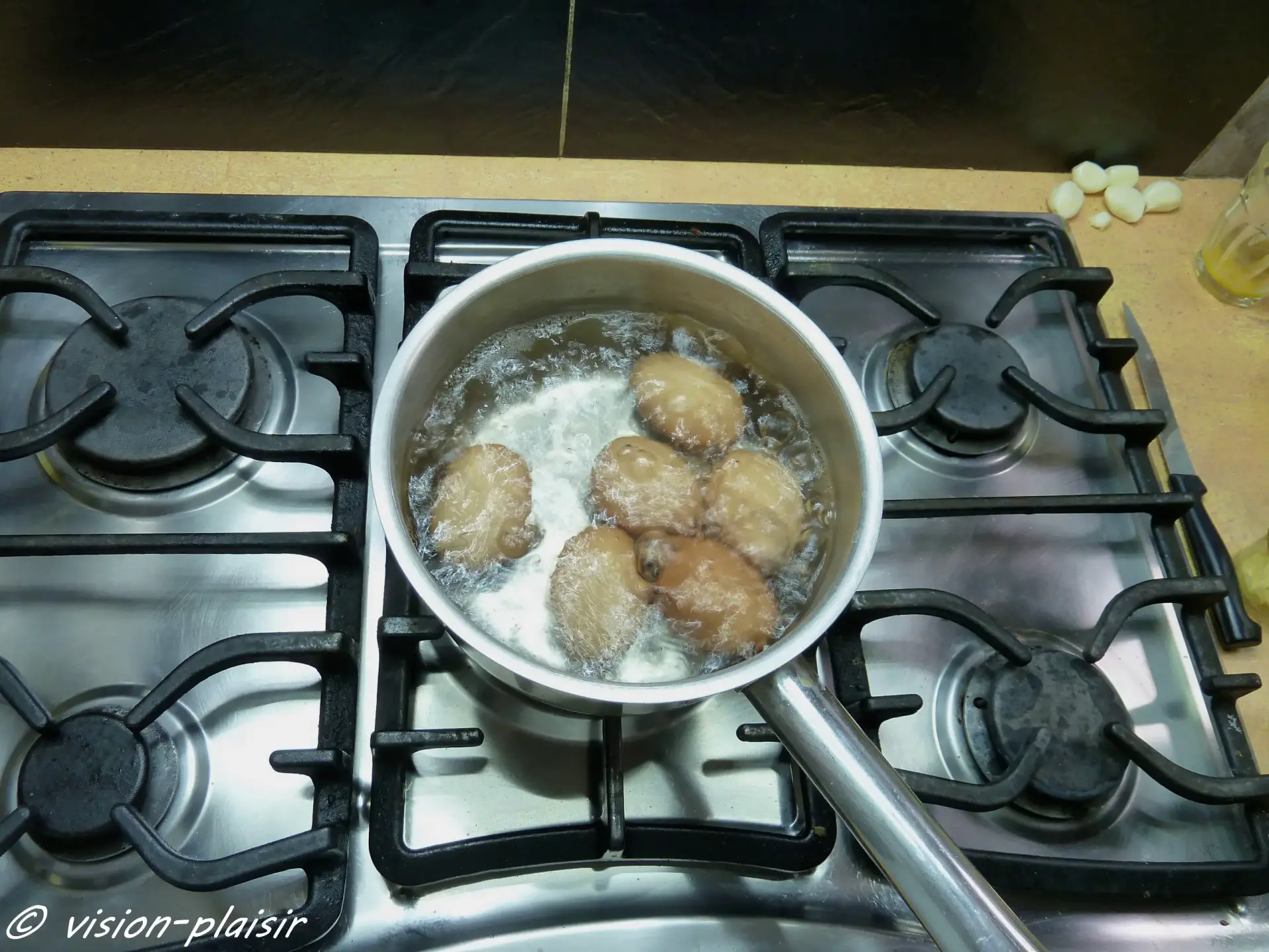 Oeufs durs en cuisson