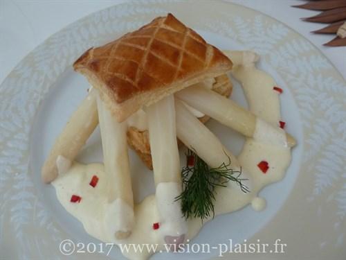 La réalisation de feuilletés d'asperges sauce mousseline