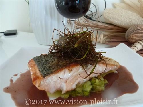 Pavé de saumon rôti, poireaux étuvés et sa sauce bordeaux