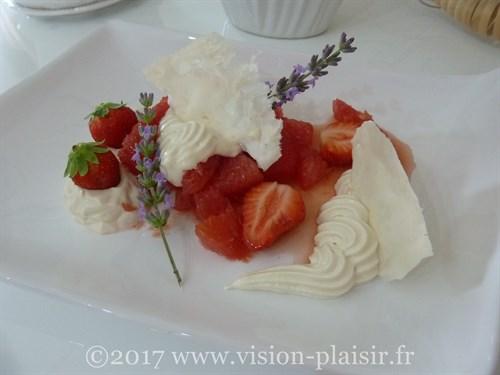 Le pamplemousse avec des fraises et au miel de lavande