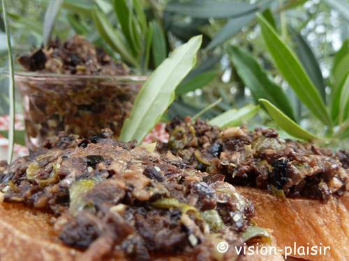 La réalisation d'une tapenade charentaise