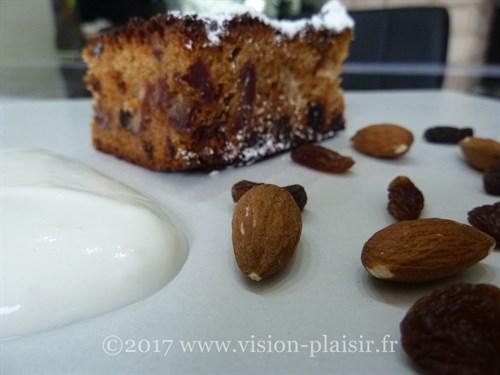 Gâteau au miel, dattes et raisins secs. Régal et énergie.
