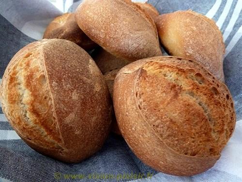 La réalisation de petits pains à une base de poolish