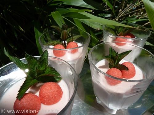 La réalisation de la recette de la panna cotta à la fraise tagada