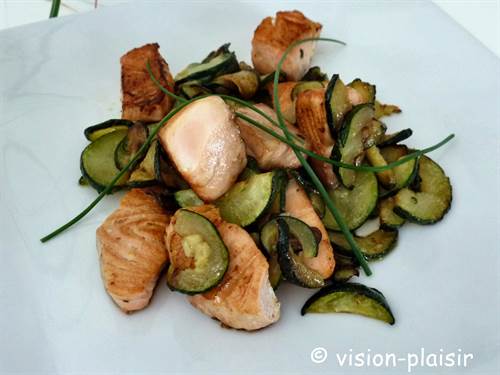 Poelee de courgettes et saumon frais en assiette