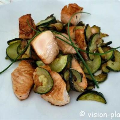 Poelee de courgettes et saumon frais en assiette