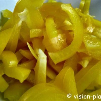 Poivrons jaunes poelee d encornets et pommes de terre