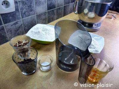Preparation des paves de noisettes et raisins a la biere