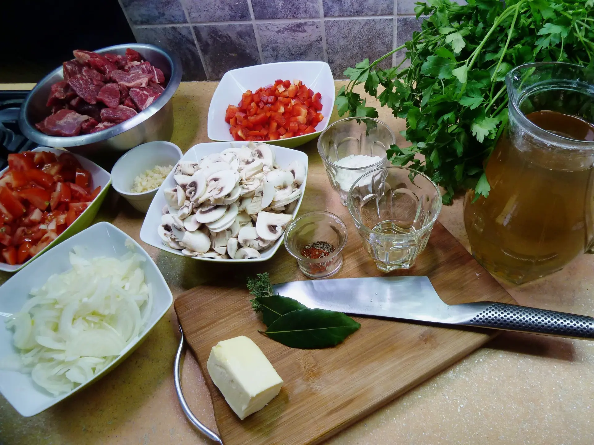 Preparation du goulasch aux boeuf