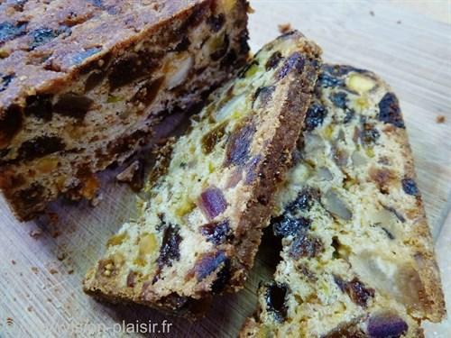 La réalisation du pain aux fruits secs.