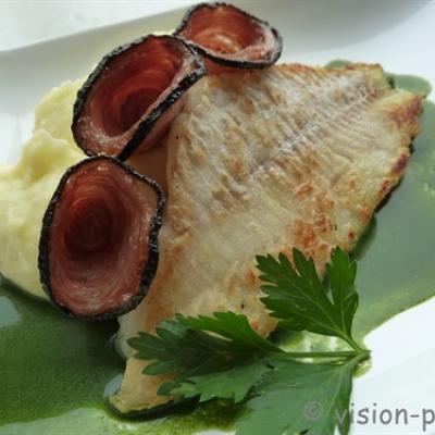 Recette de merlan puree de pomme de terre et andouille grillee au jus de persil