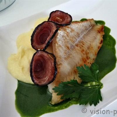 Recette de merlan puree de pomme de terre et andouille grillee au jus persil