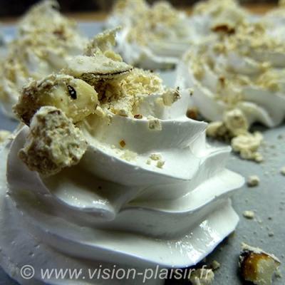 Saupoudrer meringue avec nougat