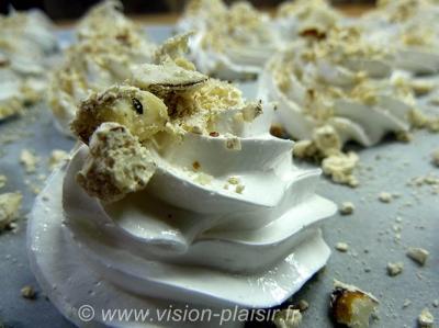 Saupoudrer meringue avec nougat