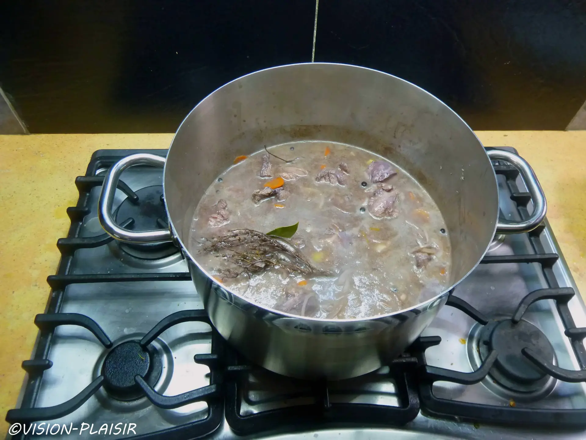 saute-de-sanglier-carottes-et-cepes