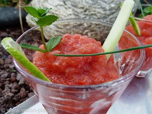 Sorbet à la tomate. Une entrée rafraîchissante.